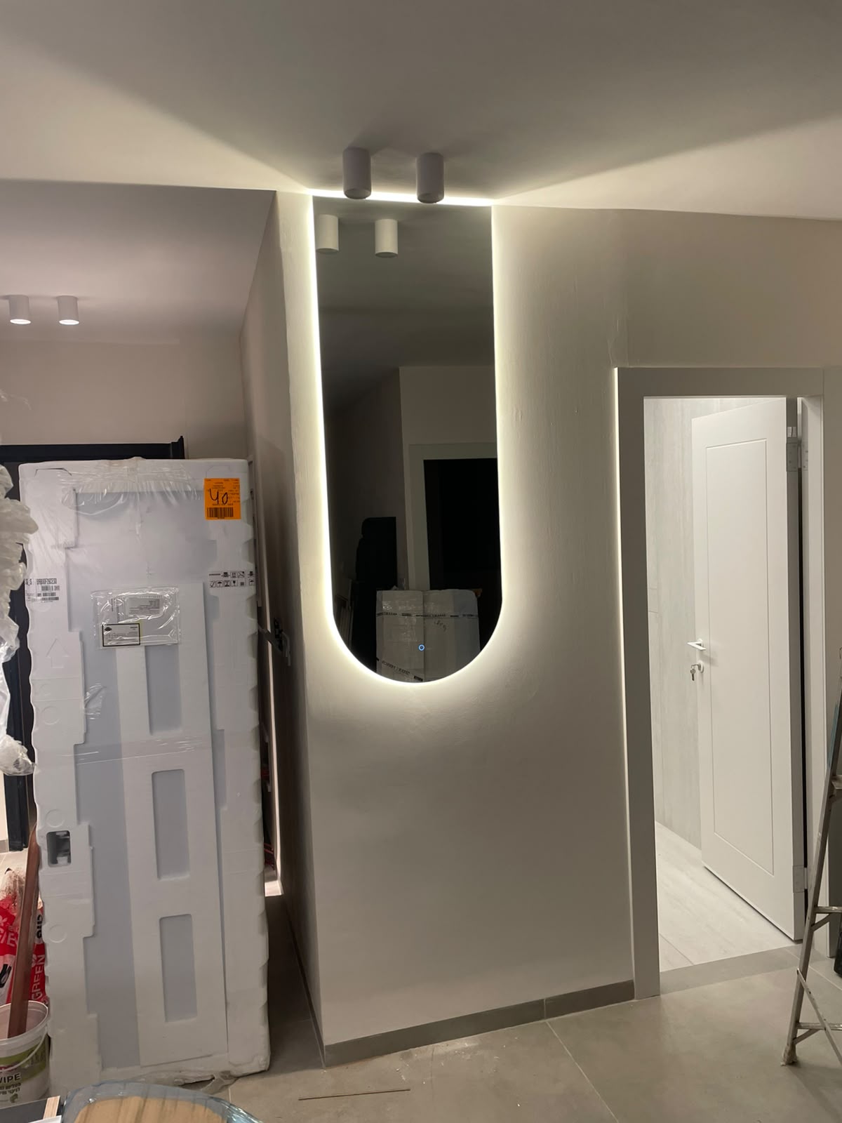 מראה חצי אובלית הפוכה עם תאורת LED אחורית