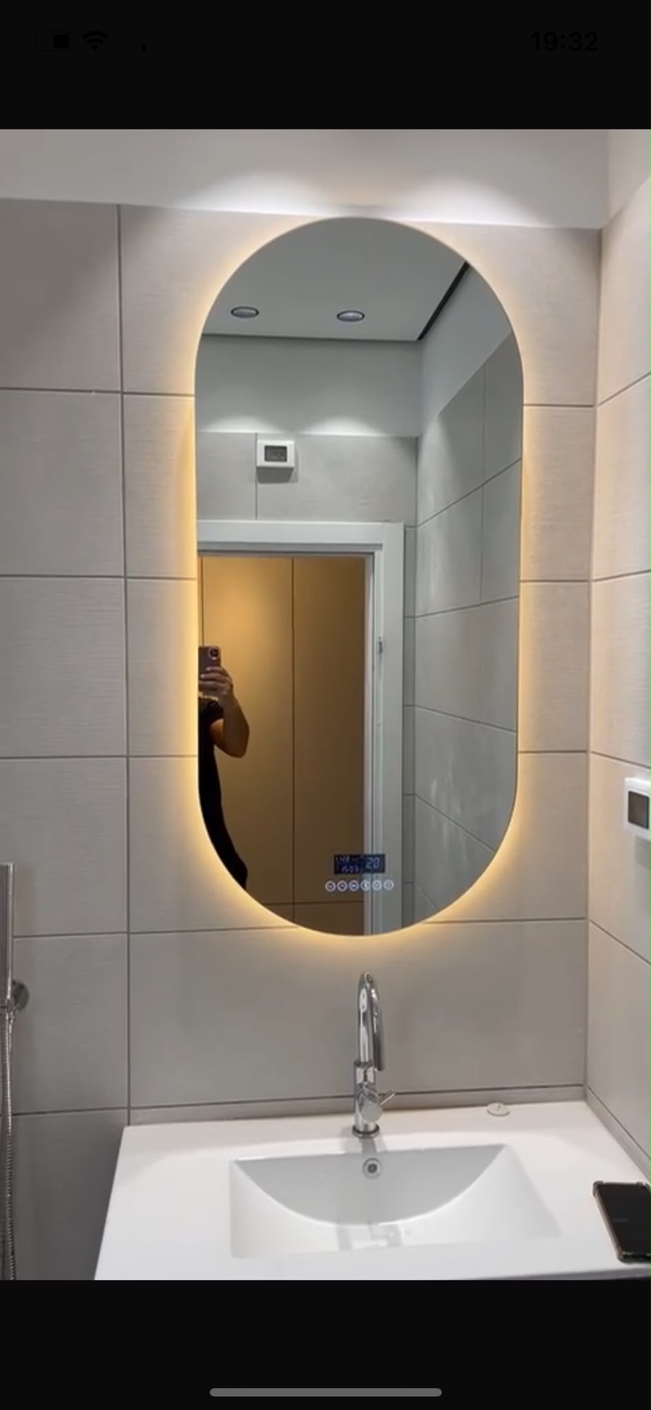 מראה אובלית עם תאורת LED אחורית