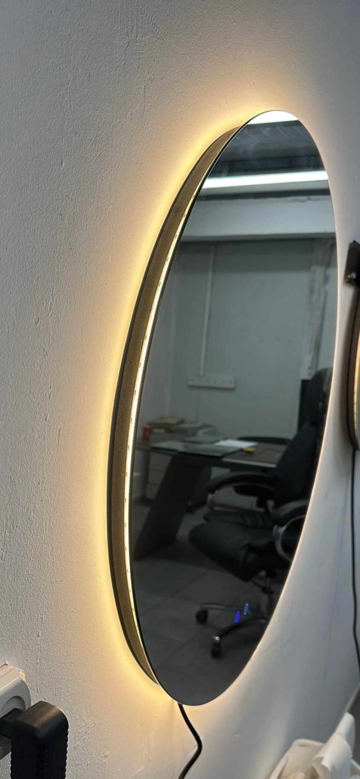 מראה 3/4 עגולה עם תאורת LED אחורית ,ללא מסגרת