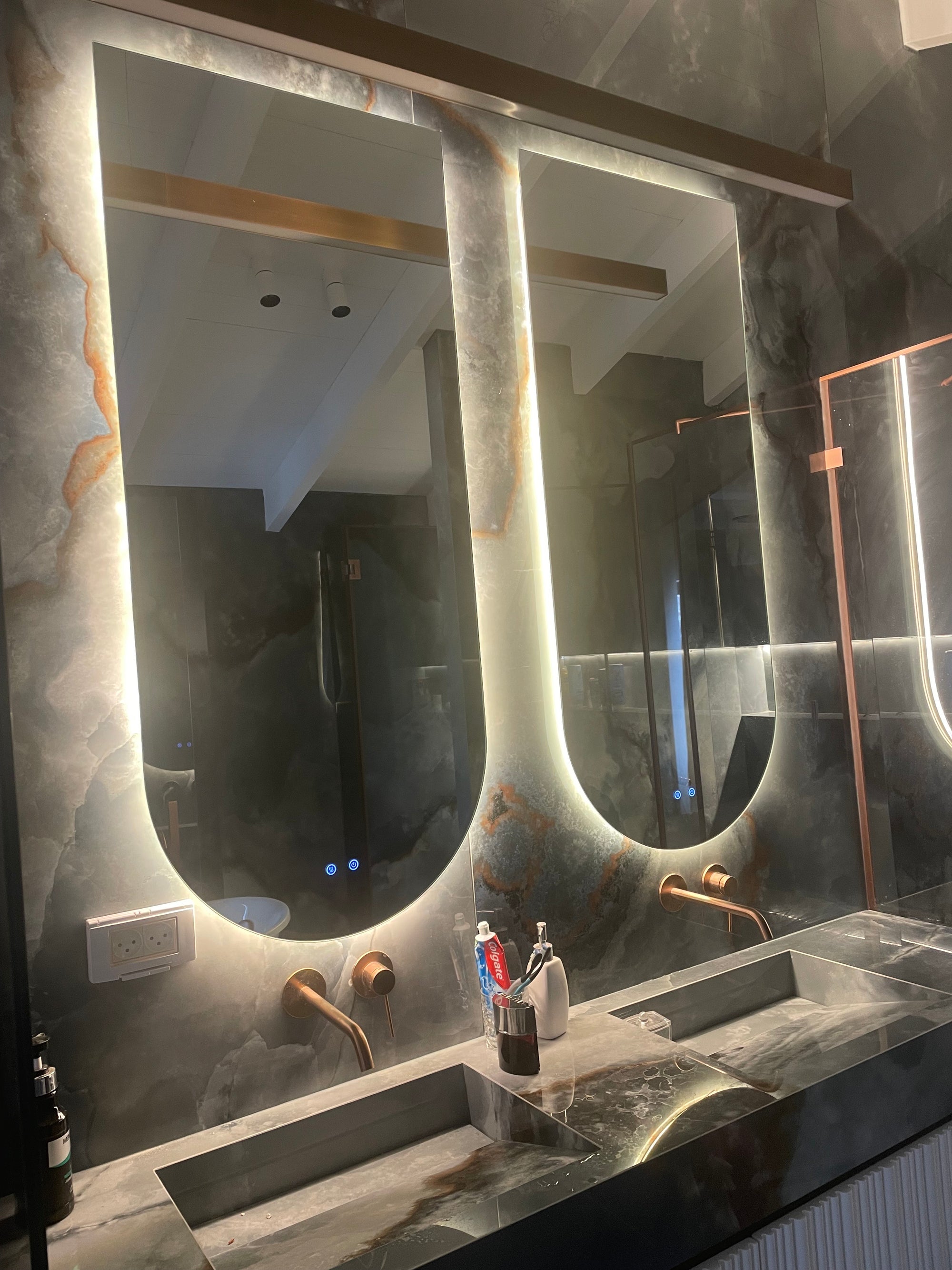 מראה 3/4 עגולה עם תאורת LED אחורית ,ללא מסגרת