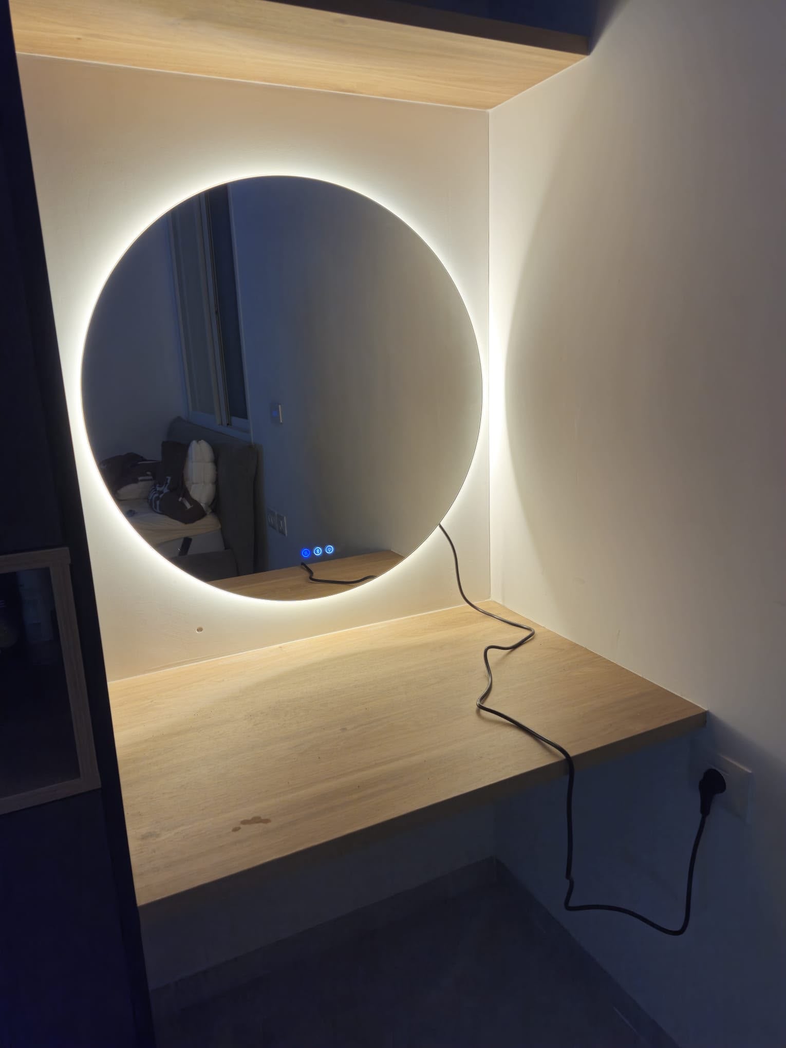 מראה עגולה עם תאורת LED אחורית ,ללא מסגרת